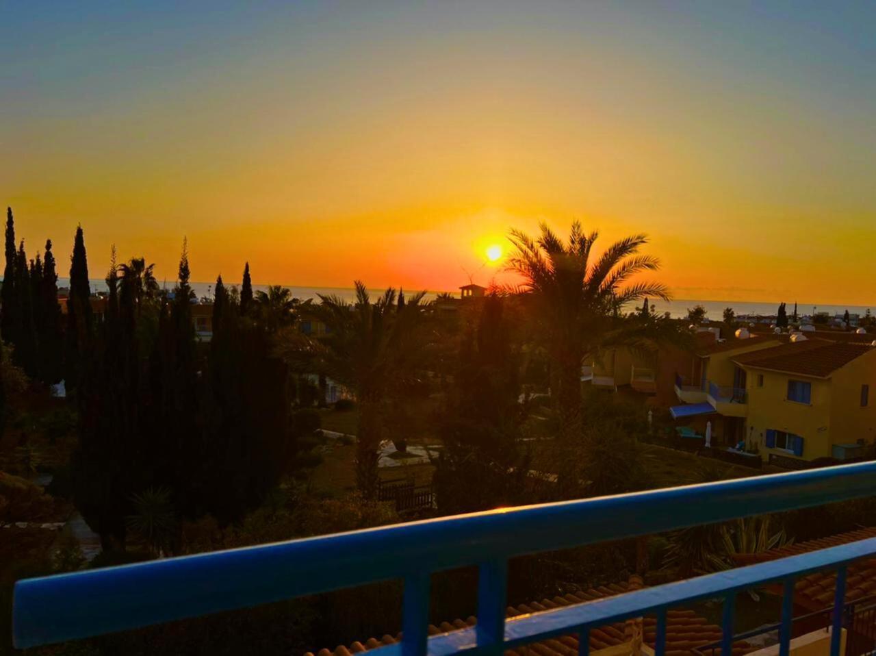 Ocean Sunset Apartment Пафос Экстерьер фото